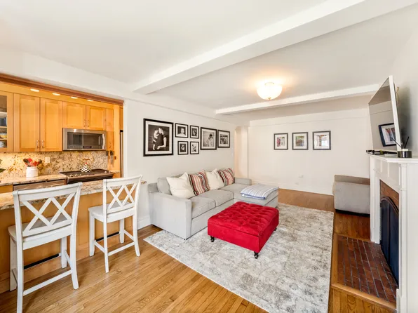 424 East 52nd Street image 4 of 9