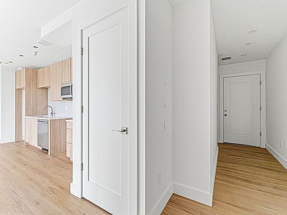 5th image of 1035 Commonwealth Ave #609