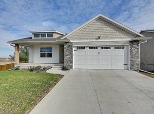 3021 Falcon View Ct SW, Cedar Rapids, IA 52404