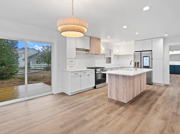 2737 Ruby St, Traverse City, MI 49684