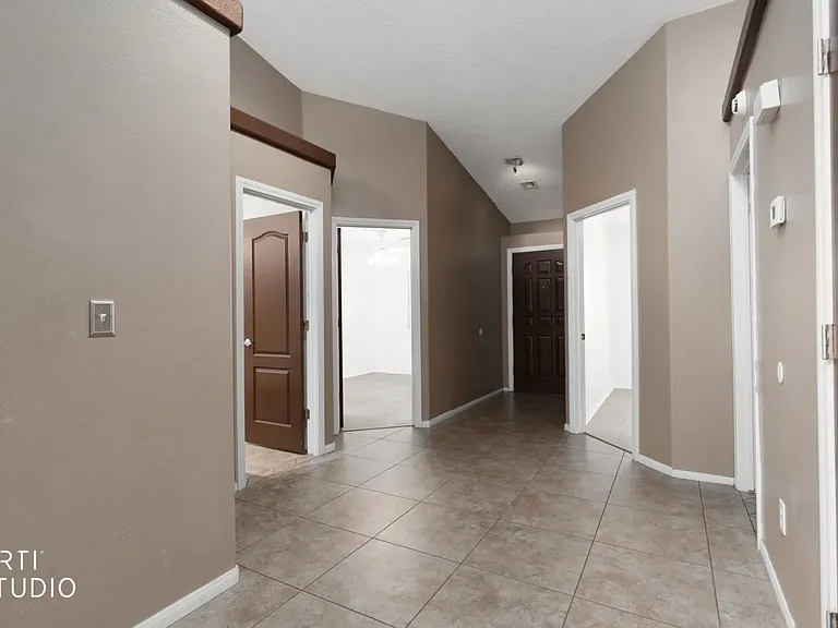 553 Emperor Ln — Photo 5