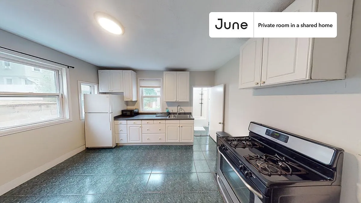 Queen bedroom in 2 bed/1 bath home in Allston #1314 B — Photo 4