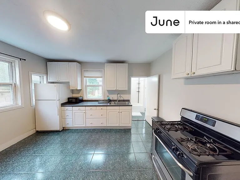 30 Royal St #B — Photo 4