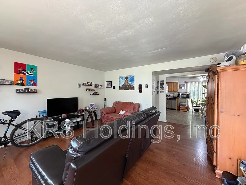 3 bed, 1.5 bath, 1321 sqft, $2,200 — Photo 2