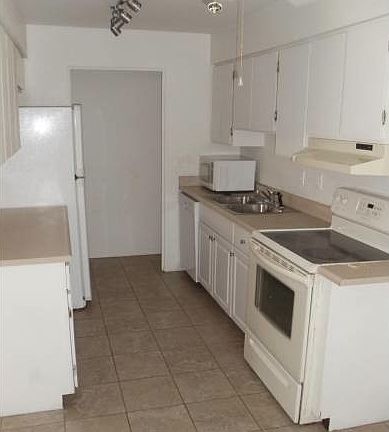 5th image of 1901 E Orange Dr
