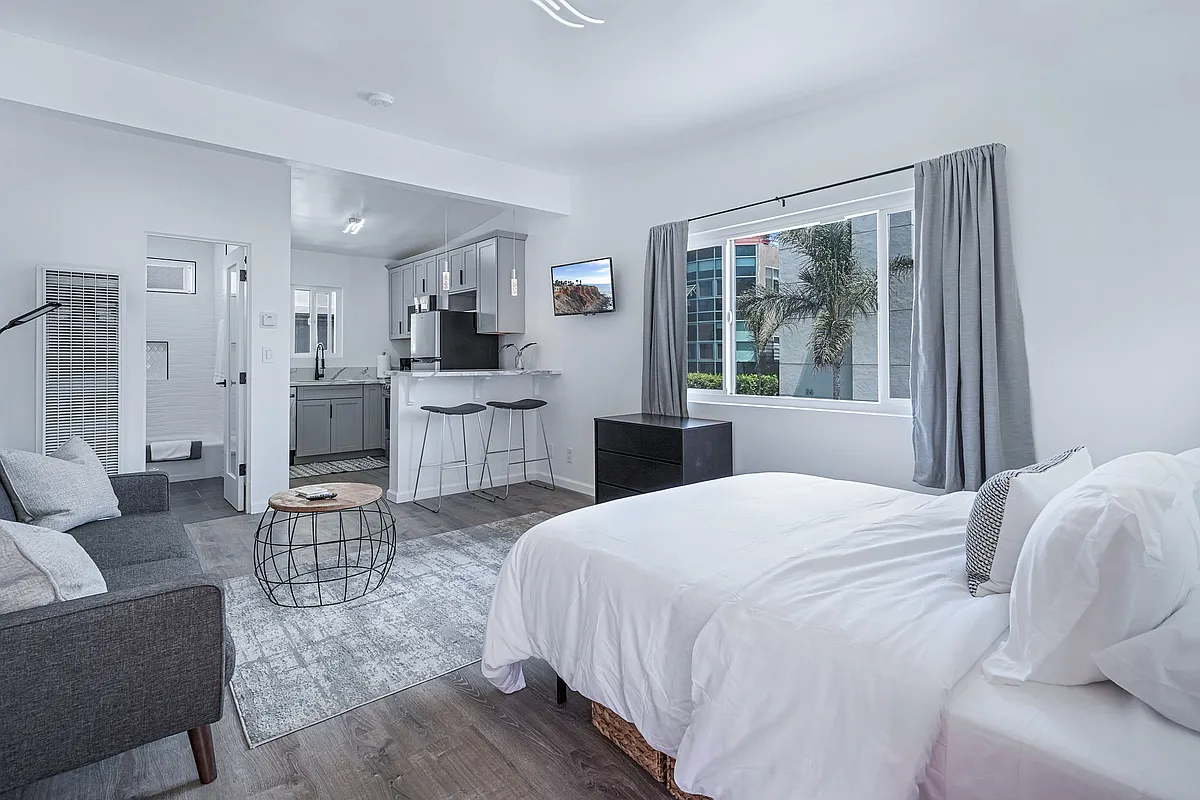 Studio Unit - Available NOW! - 21 S Venice Blvd
