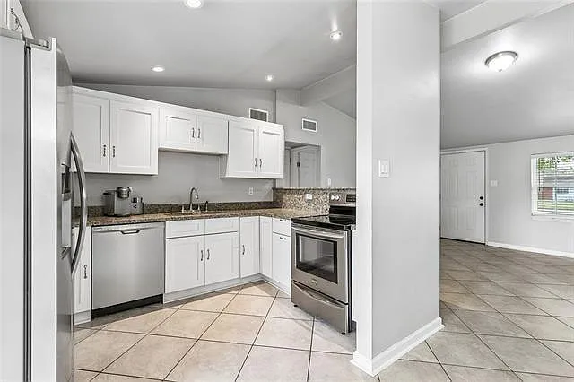 3 bed, 1.5 bath, 1025 sqft, $1,800 — Photo 3