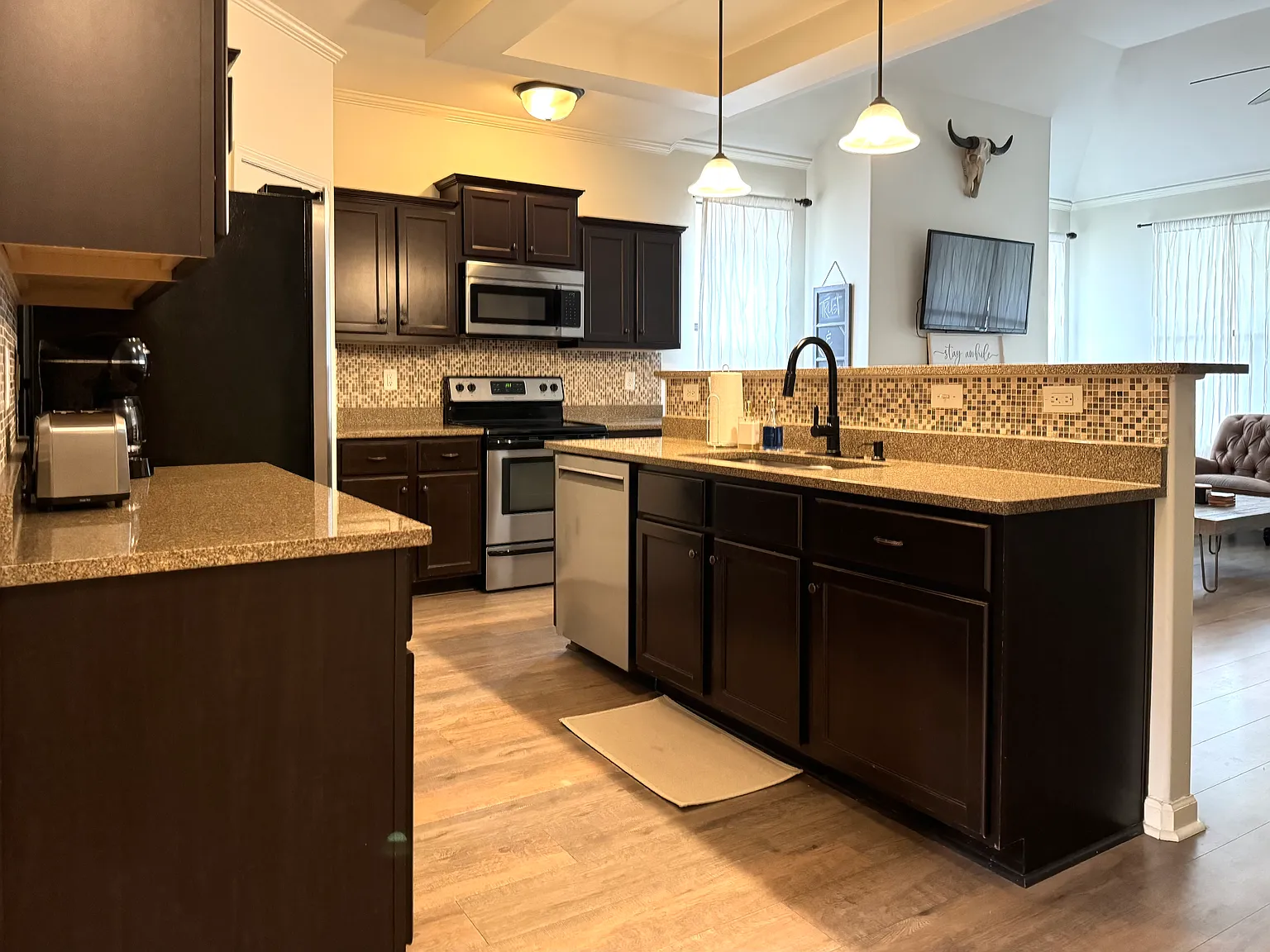 4 bed, 2337 sqft, $6,480 — Photo 2
