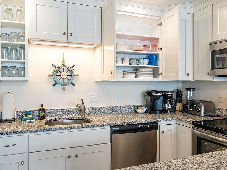 128 Ashworth Ave #307 — Photo 8