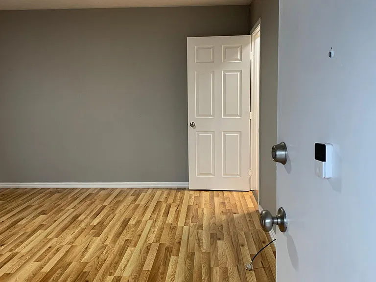 1096 Montgomery Ave — Photo 7