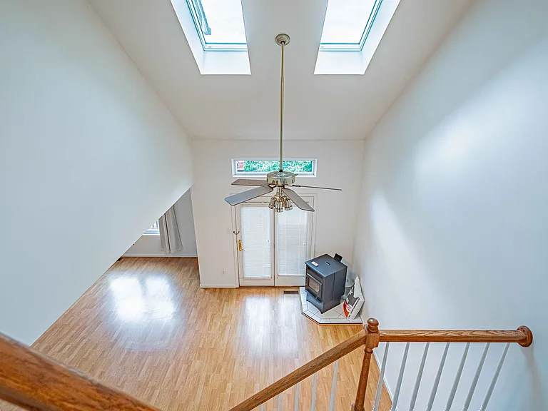 323 Surrey Pl — Photo 5