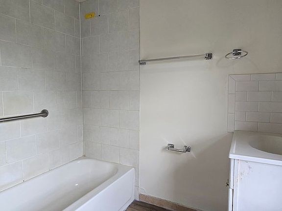 3rd image of 479 Broad St #3
