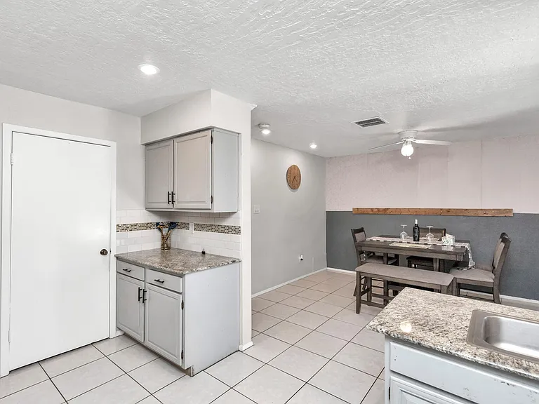 5837 Sunforest Dr — Photo 14