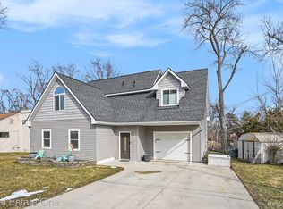 2061 Rosedale Dr, West Bloomfield, MI 48324