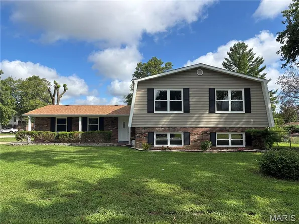209 Orleans Dr, Fairview Heights, IL 62208
