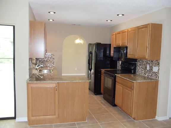 3rd image of 826 SE Quiescent Lane