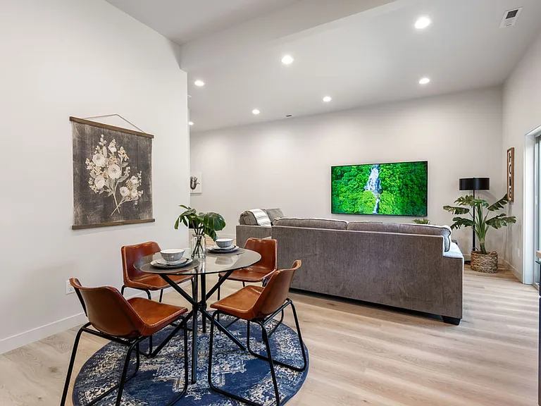 Hidden Hills Condominiums — Photo 15
