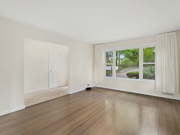 4th image of 85 Ewart St