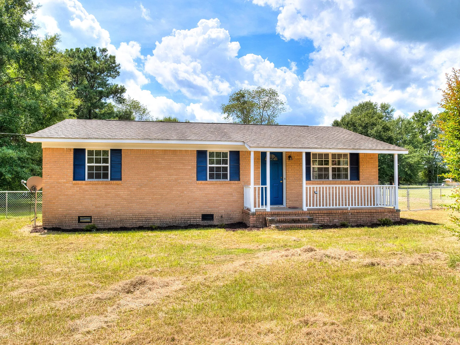 3 bed, 1.0 bath, 1018 sqft, $1,250 — Photo 2