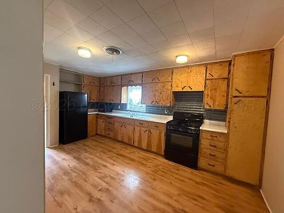 4th image of 818 Main St