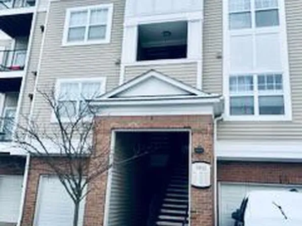 19611 Galway Bay Cir APT 302, Germantown, MD 20874