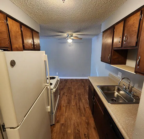 Prospect Pointe Apartments — Photo 23