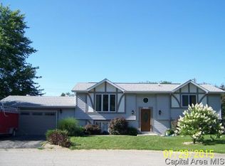 1324 Maplewood Dr, Monmouth, IL 61462