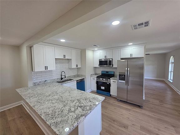 2nd image of 2160 Rue Racine