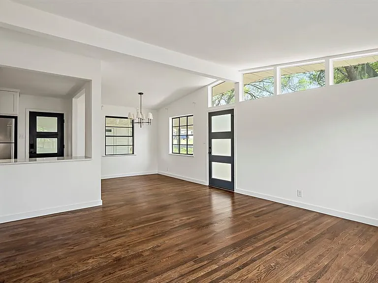 1207 Ridgemont Dr — Photo 3