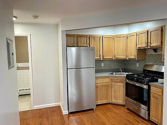 2nd image of 154 Jefferson Ave Floor 2