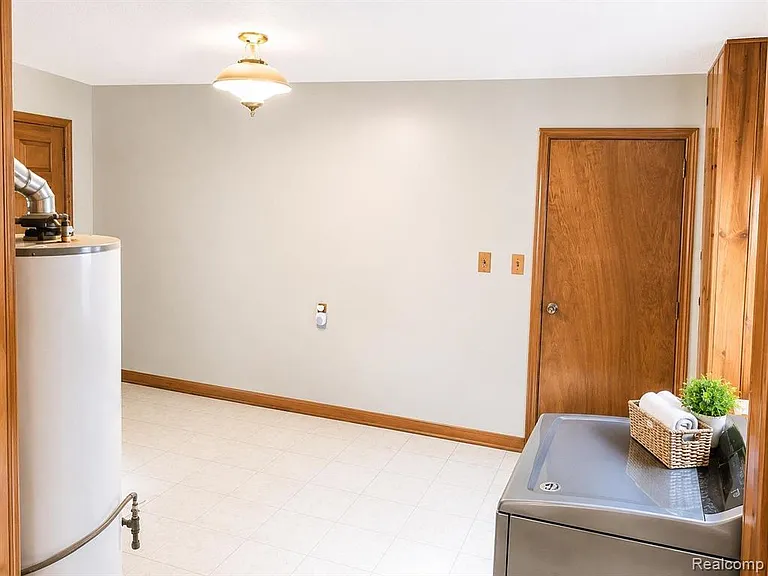 2111 W Forteen Mile Rd — Photo 14