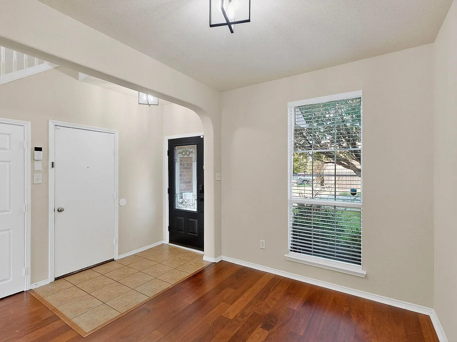 5 bed, 2500 sqft, $2,800 — Photo 4