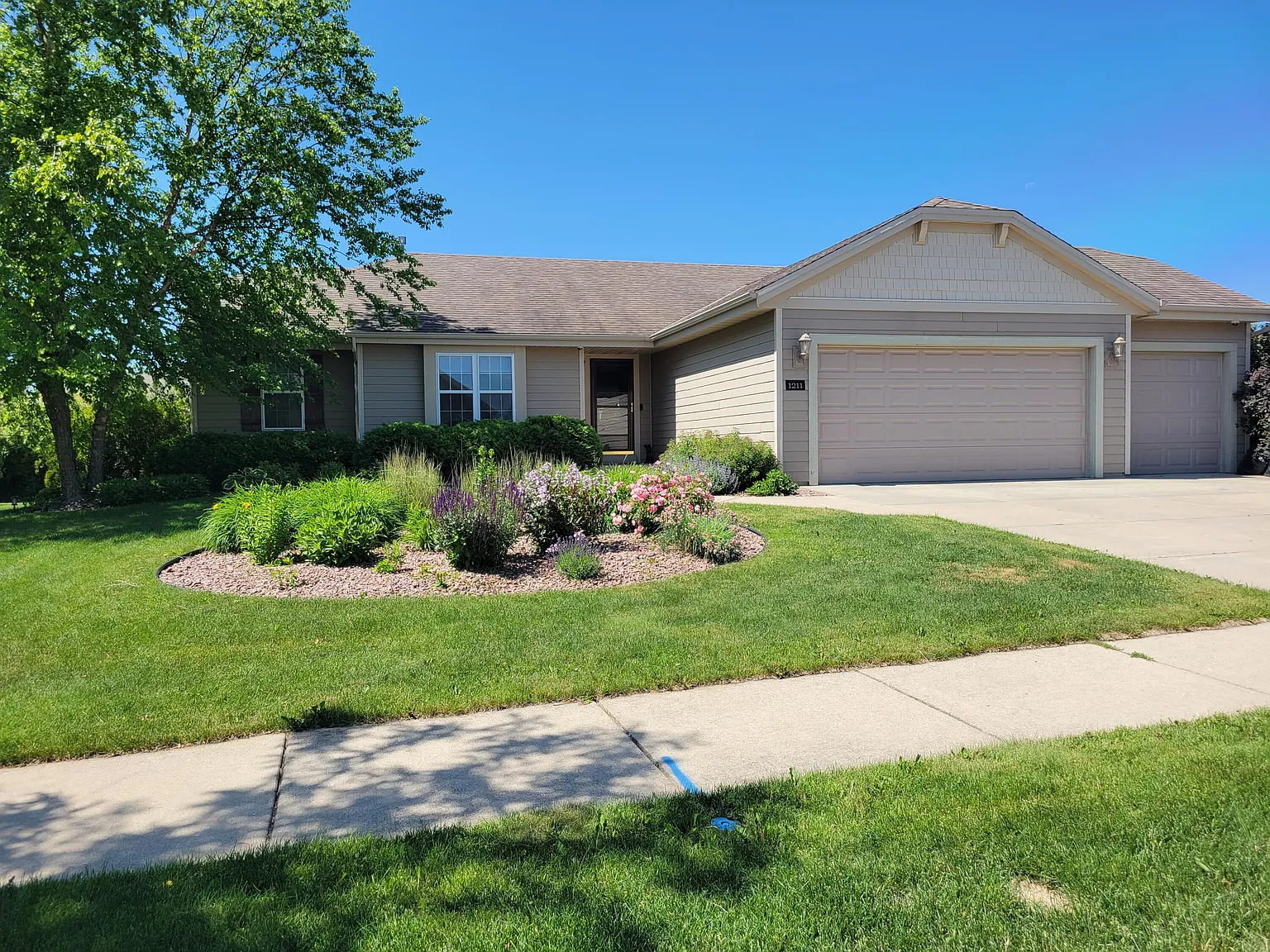 1211 Hazelcrest Dr photo 1