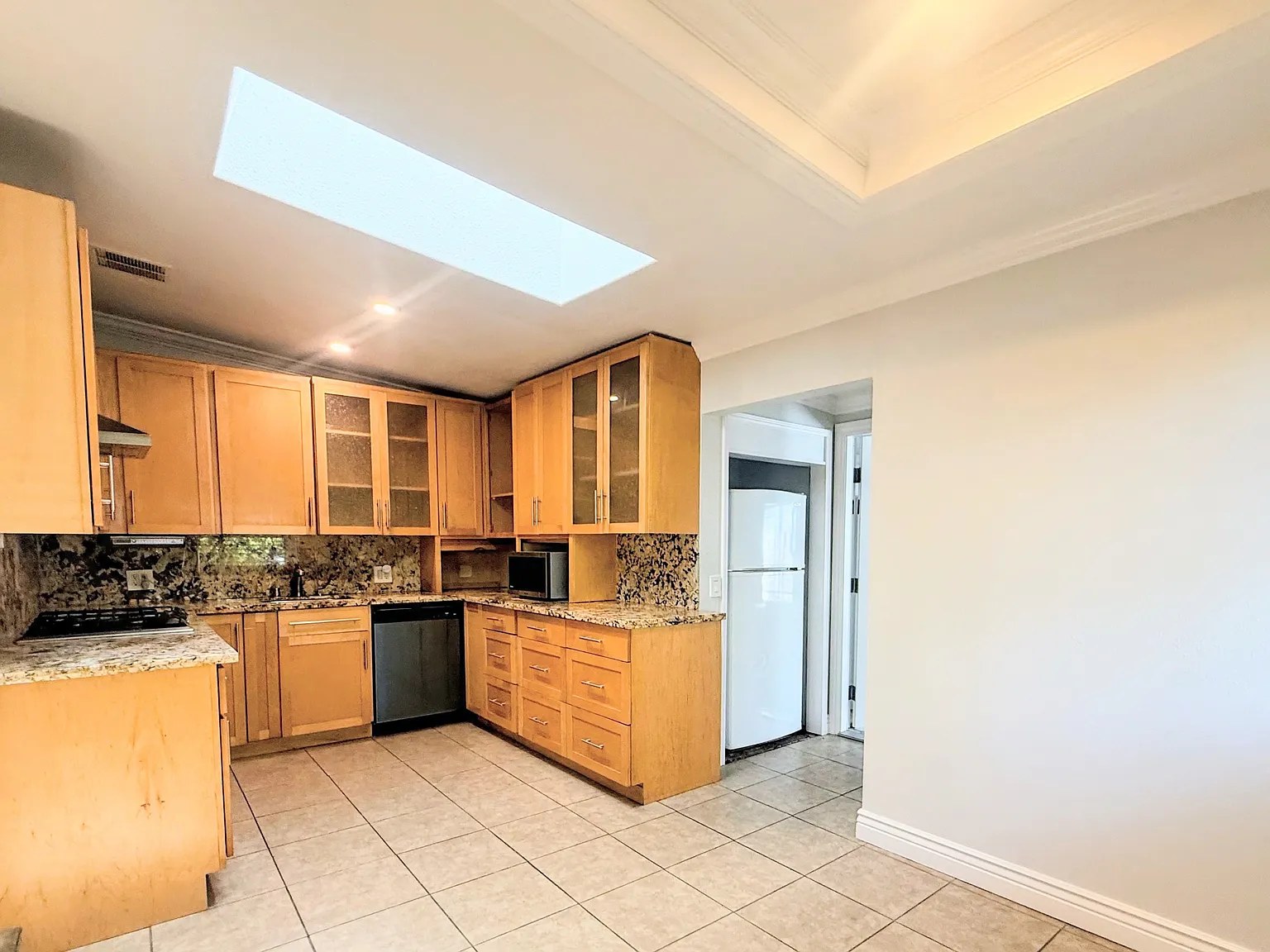 4 bed, 1600 sqft, $4,900 — Photo 2
