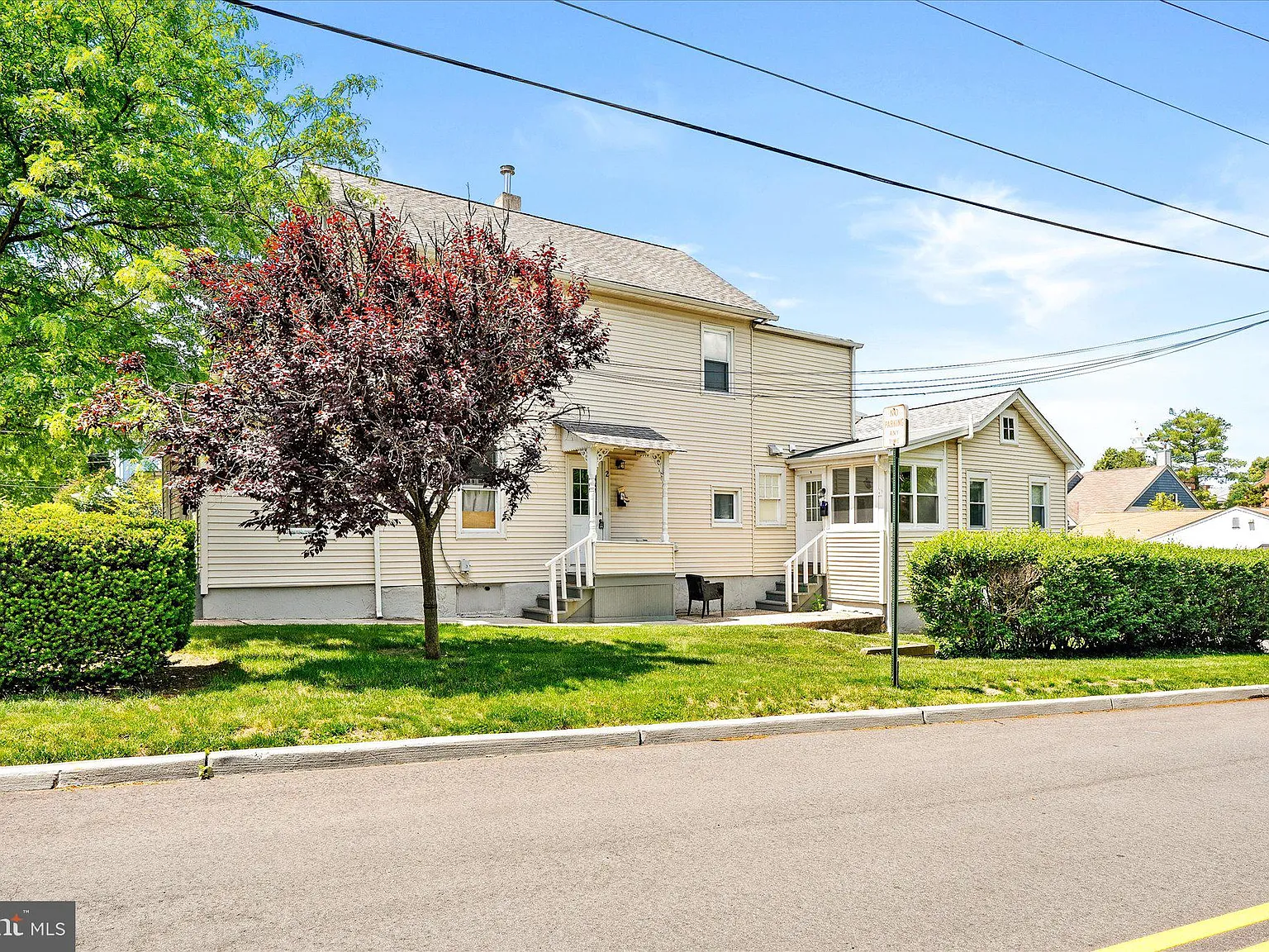 3 bed, 1.0 bath, 1200 sqft, $3,600 — Photo 2