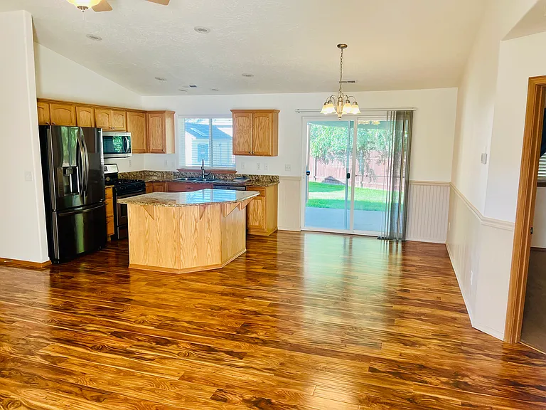 826 Kelsea St — Photo 4
