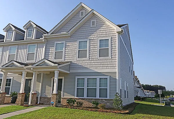 3 bed, 2.5 bath, 1860 sqft, $2,500 — Photo 1