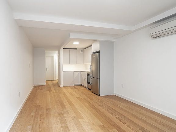 4th image of 321 E 22nd St APT 5-R
