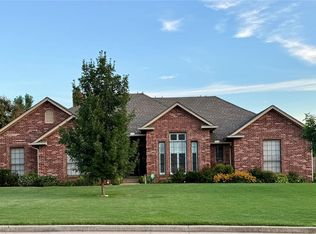 2308 Sunup Pl, Clinton, OK 73601
