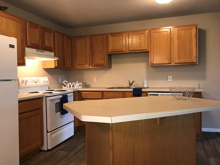880 Kingsway Dr — Photo 8