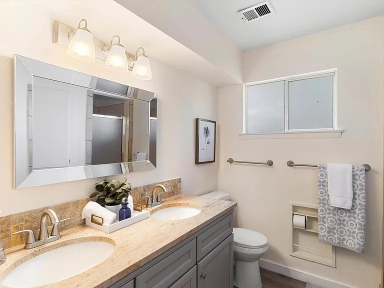 10217 Santa Paula Ave NE — Photo 27