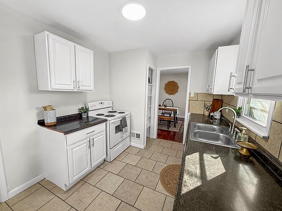 5th image of 3623 E Funston St