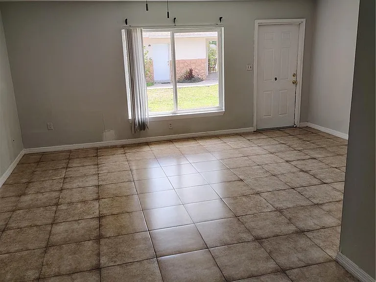 2709 Jackson St — Photo 2