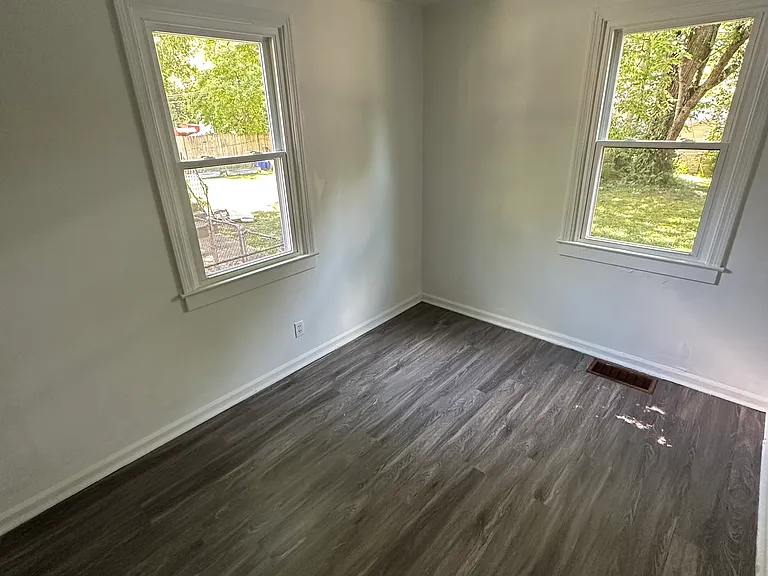 4634 Queens Ave — Photo 5