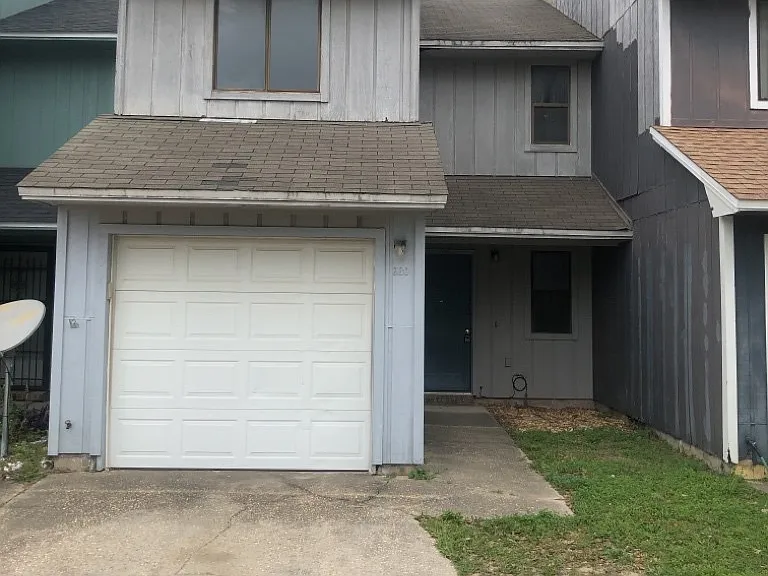 320 Olympia Ct — Photo 1