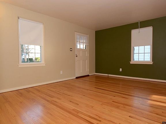 5th image of 11 Pine Ave