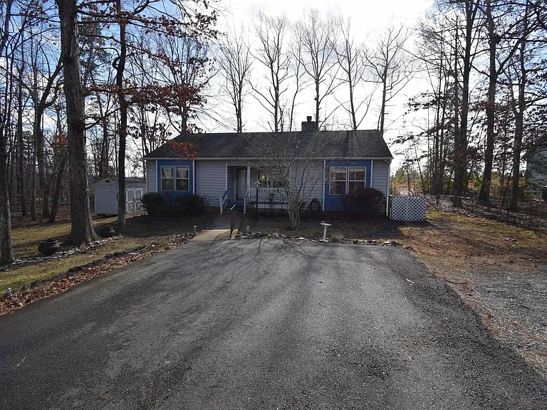 145 Jefferson Dr — Photo 2