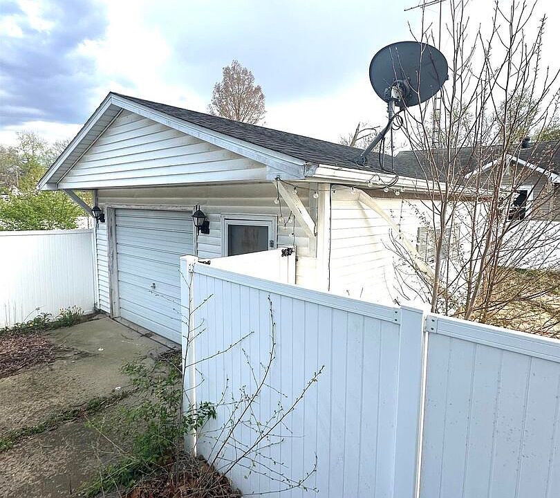 2nd image of 547 W 2nd St