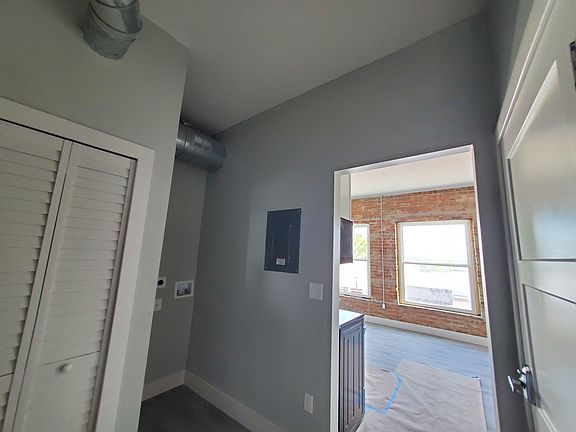 3rd image of 792 W Montrose St #201