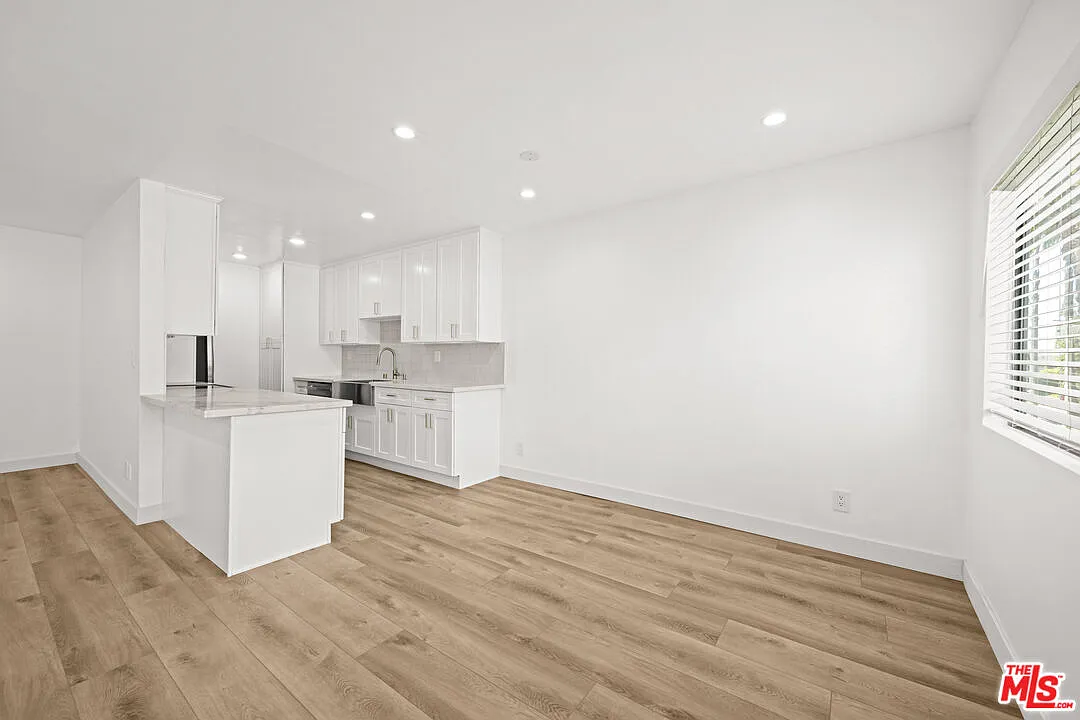 2 bed, 2.0 bath, 1400 sqft, $6,150 — Photo 3